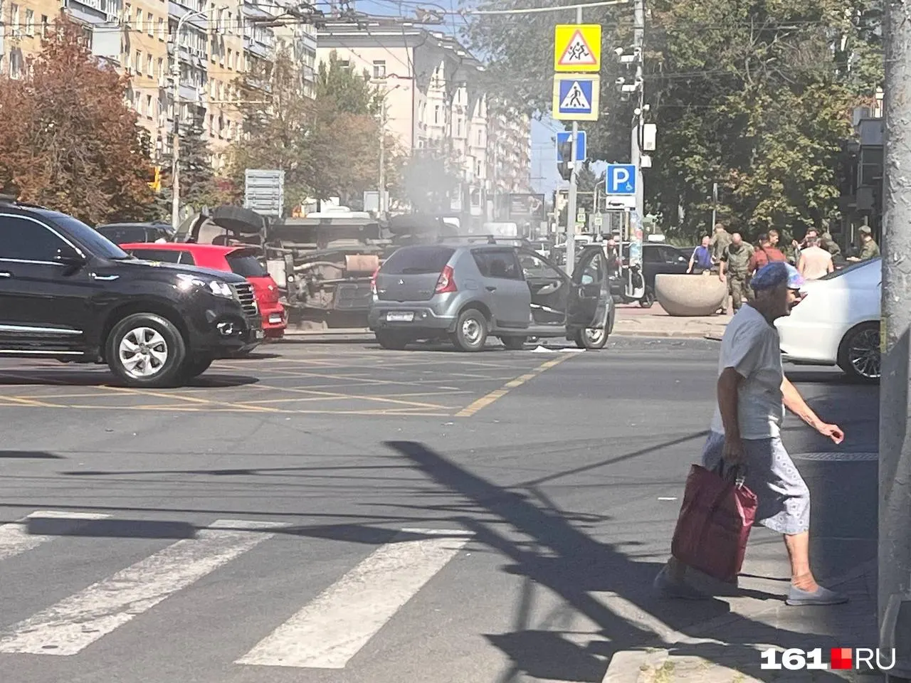 Около 11:00 на пересечении Ворошиловского проспекта и Красноармейской произошла авария между автомобилем военной полиции и гражданским Renault; пострадавших нет, на месте работают спасатели и медики.