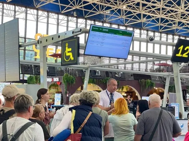 Вторые сутки аэропорт города Сочи работает с существенными ограничениями, авиаперевозчики пытаются держать движение рейсов в максимально возможном объёме.