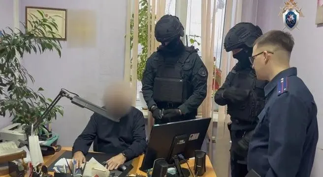 Заместителю главы района предъявлено обвинение в получении и даче взяток; следующее заседание запланировано на 18 августа.