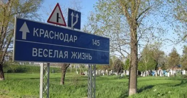 В 2025 году край занял 7-е место по качеству автомобильных дорог: 76,3% региональных и местных дорог соответствуют нормативам, плотность твёрдого покрытия — 502 км на 1000 кв. км.