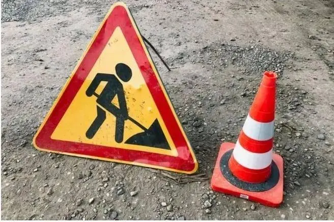 Движение на участке улицы Дмитриевой в Сочи будет частично перекрыто на ближайшие два месяца из-за работ водоканала на инженерных сетях.
