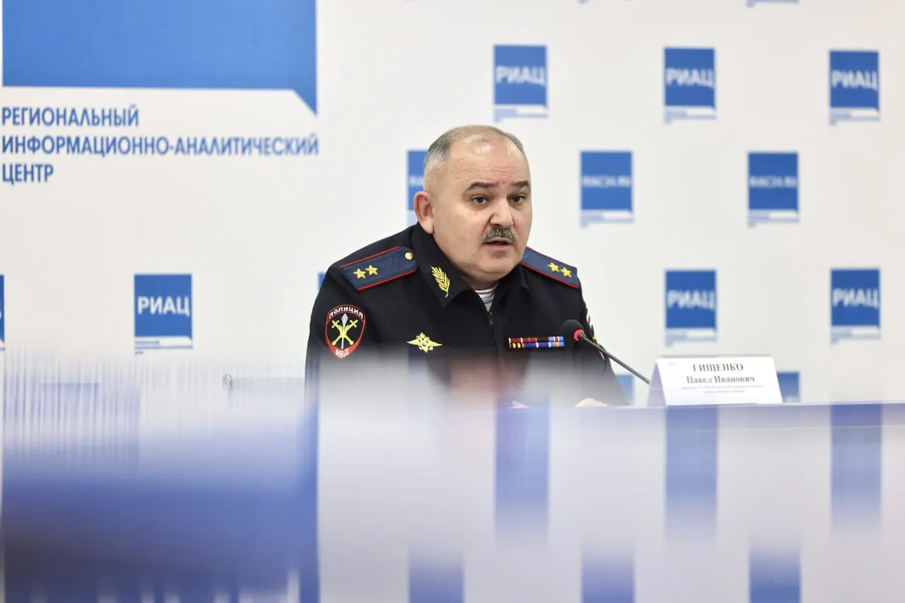 В регионе заявляют о выявлении более 600 сбытчиков за год и преобладании синтетических наркотиков. Власти обещают усиление уличного присутствия полиции и сокращение сроков реакции на обращения граждан.