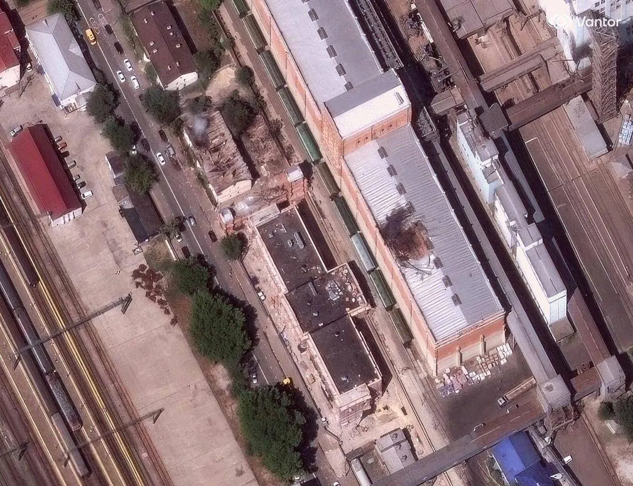 В Новороссийске повреждены три зерновых терминала мощностью 26,1 млн tonnes в год; погрузка почти остановлена. Экспорт пшеницы в августе может снизиться. В обзор вошли и мировые новости: расследование по делу гибели Хинд Раджаб в Газе и обмен пленными между Россией и Украиной.