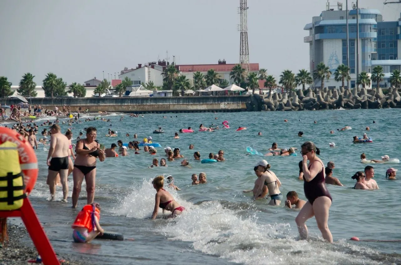 Сочи накрыл жаркий циклон: термометры показывают около +37°. Мэрия просит отдыхающих воздержаться от пребывания на пляжах в состоянии опьянения.
