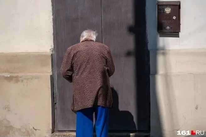 Администрацию города Сочи обязали вернуть 81-летнего инвалида в льготную очередь на жильё; решение двух судов не было обжаловано.