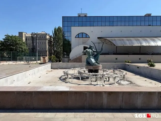 2 августа в Ростове-на-Дону фонтаны осушили — традиционно в этот день десантники купаются в городских фонтанах.
