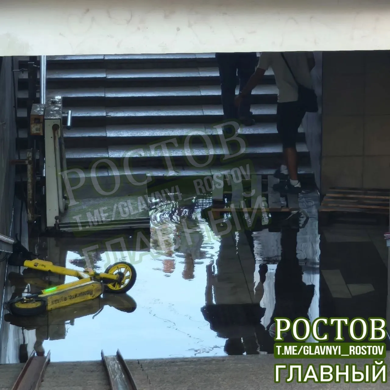 На Октябрьской площади пешеходный переход через проспект Шолохова продолжает быть затопленным, освещение отсутствует. Ближний наземный переход находится примерно в 150 метрах.