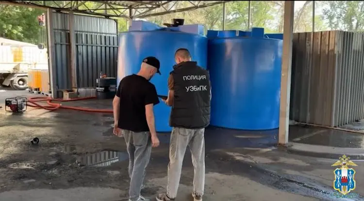 Полиция выявила на одной из автостоянок три ёмкости по 9 тысяч литров бензина АИ-95, хранение которых нарушало требования пожарной безопасности. Изъятое топливо планируется разместить в резервуарах и вывезти с территории.