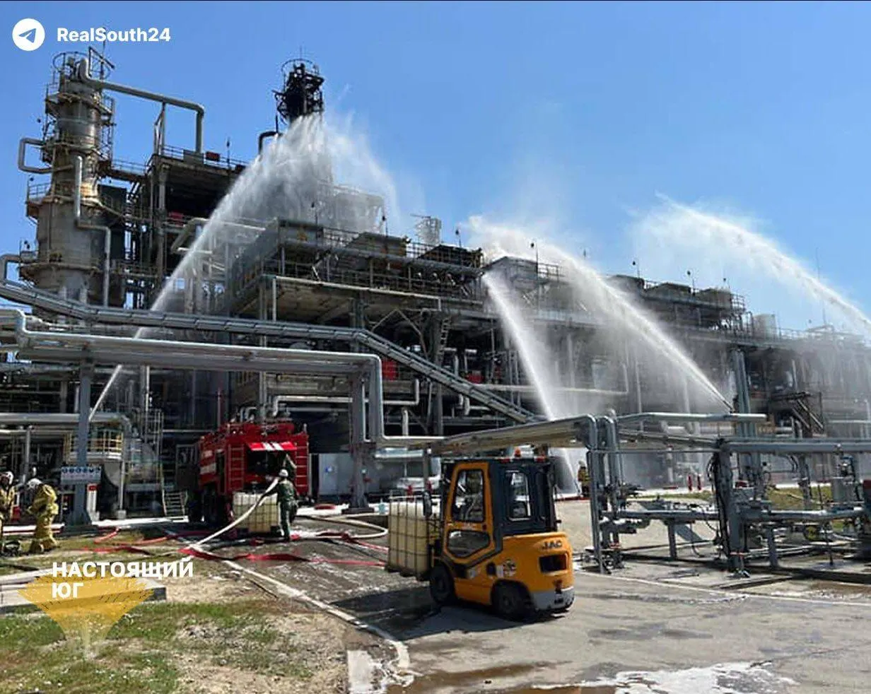 Август стал критическим для нефтепереработки: зафиксировано 21 атака на НПЗ, шесть заводов остановлены, а цены на бензин растут.