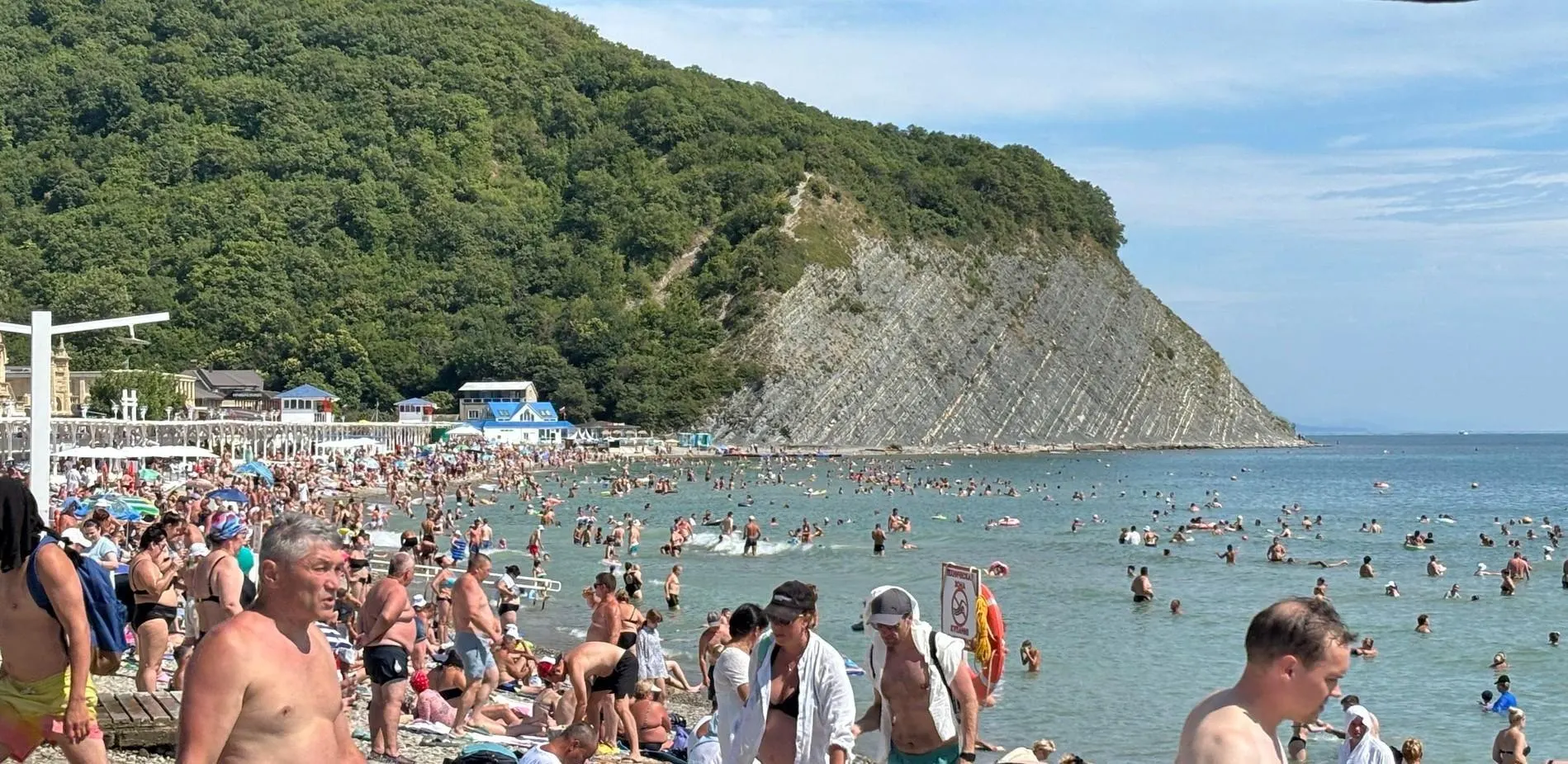 Репортаж о курортном селе под Геленджиком, где семь человек погибли после падения беспилотника, и о том, как местные переживают последствия происшествия.