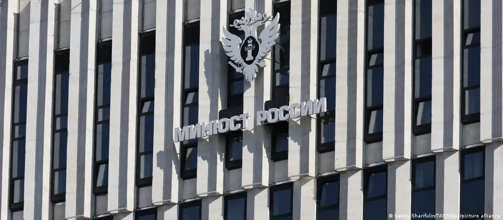 Минюст расширил перечень таких организаций на шесть позиций, включив в него фонд защиты прав человека (HRF) и другие проекты, а также антивоенные и исследовательские структуры.