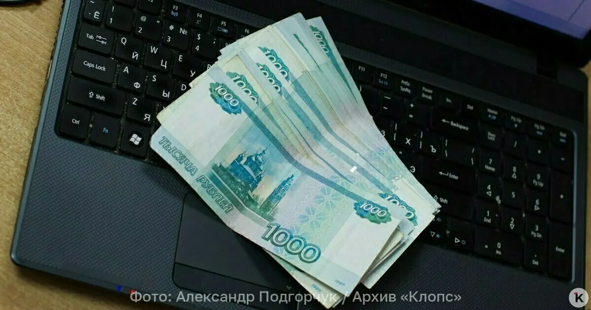 Обсуждается возможность введения пластиковых банкнот в России, их преимущества и перспективы применения.