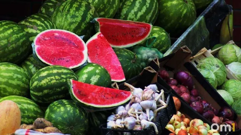 Разрезанные арбузы и дыни представляют риск для здоровья: в местах повреждений быстро размножаются микроорганизмы. Продавцам запрещено резать плоды ради пробы вкуса; покупайте только в официальных точках торговли.