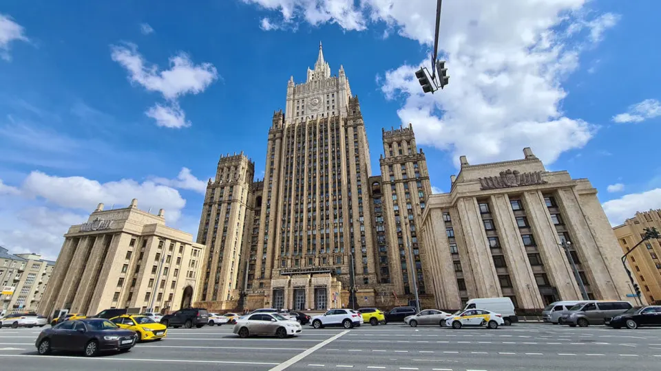 Заморозка боевых действий возможна только после устранения первопричин кризиса. Выступления должностных лиц подчеркивают необходимость мирного решения и критику западной политики по Украине.