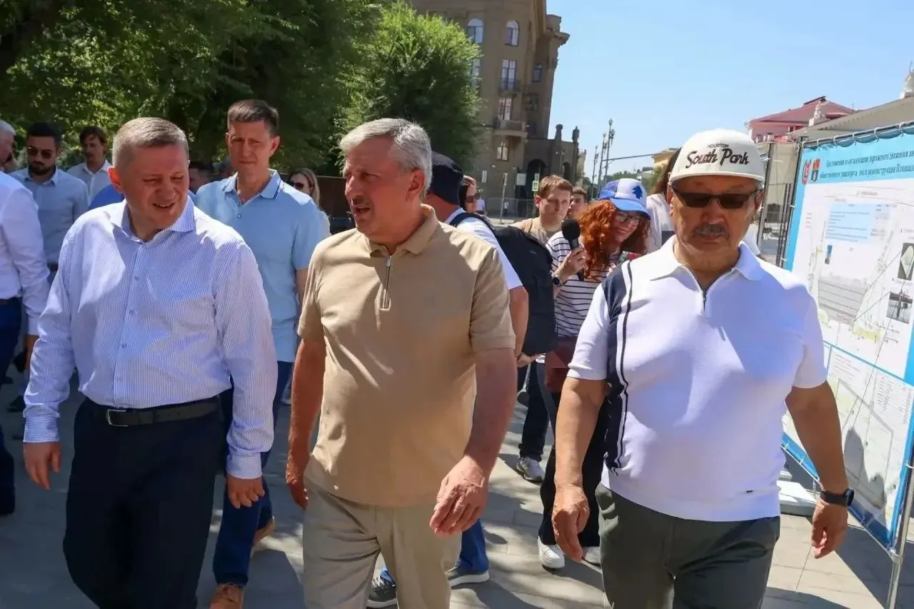 Губернатор объявил новые сроки сдачи проектов: площади Павших Борцов и Привокзальная будут использоваться как плац для парадов и пешеходная зона; сдача перенесена на 1 сентября.