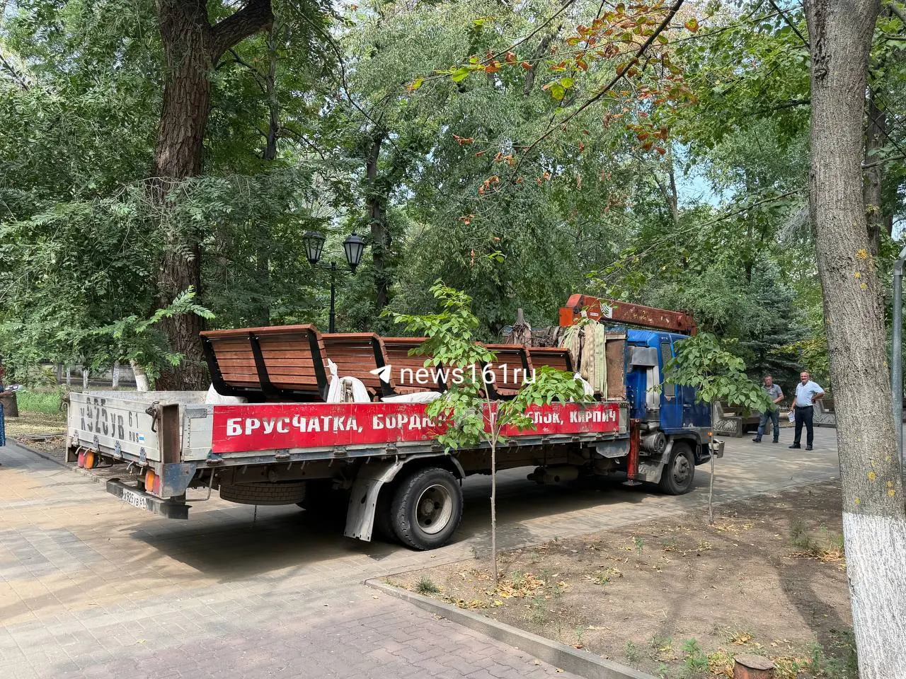 В столичном парке Горького обновили лавочки и благоустроили зону отдыха.