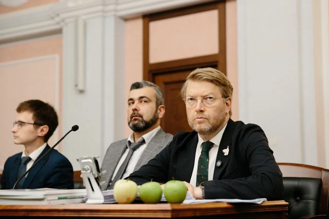 В Верховном суде идёт рассмотрение иска о снятии кандидата с выборов; спор затрагивает вопросы авторских прав, политической конкуренции и позиции сторон.