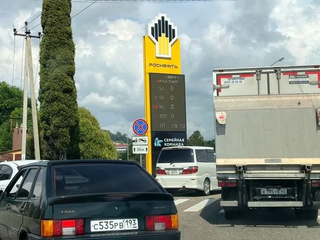 Ситуация на заправках остаётся напряжённой: бензин марки 95 доступен лишь на небольшой части станций города.