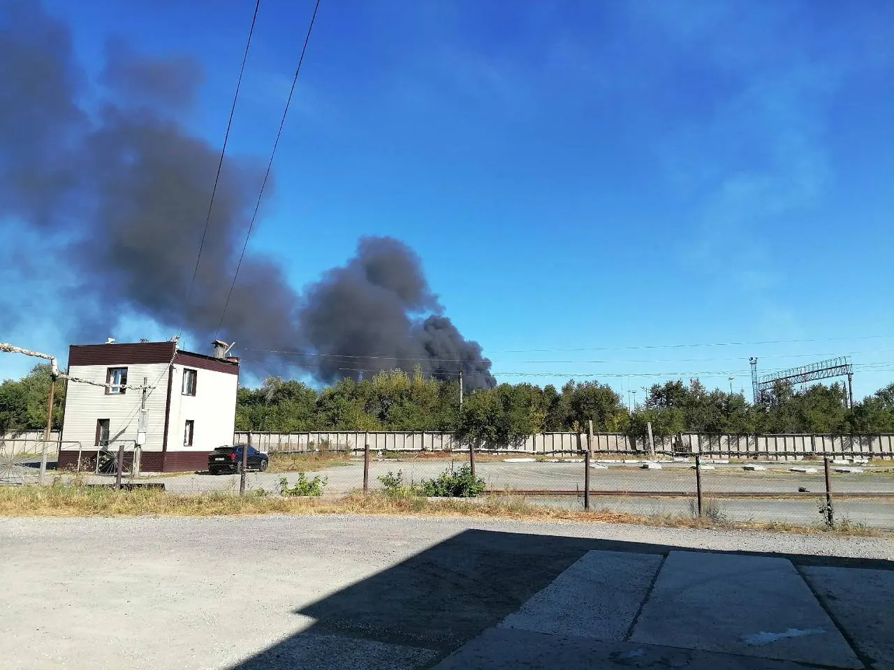 В Челябинской и соседних областях введён режим беспилотной опасности; жители призывают укрываться. Атака привела к пожару на Орском НПЗ и дыму над городами.
