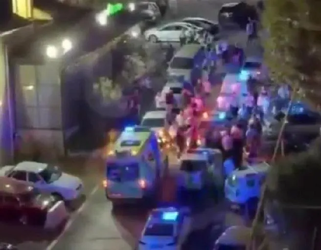 На место прибыли полиция, Росгвардия и скорая помощь; подробности пока не разглашаются.