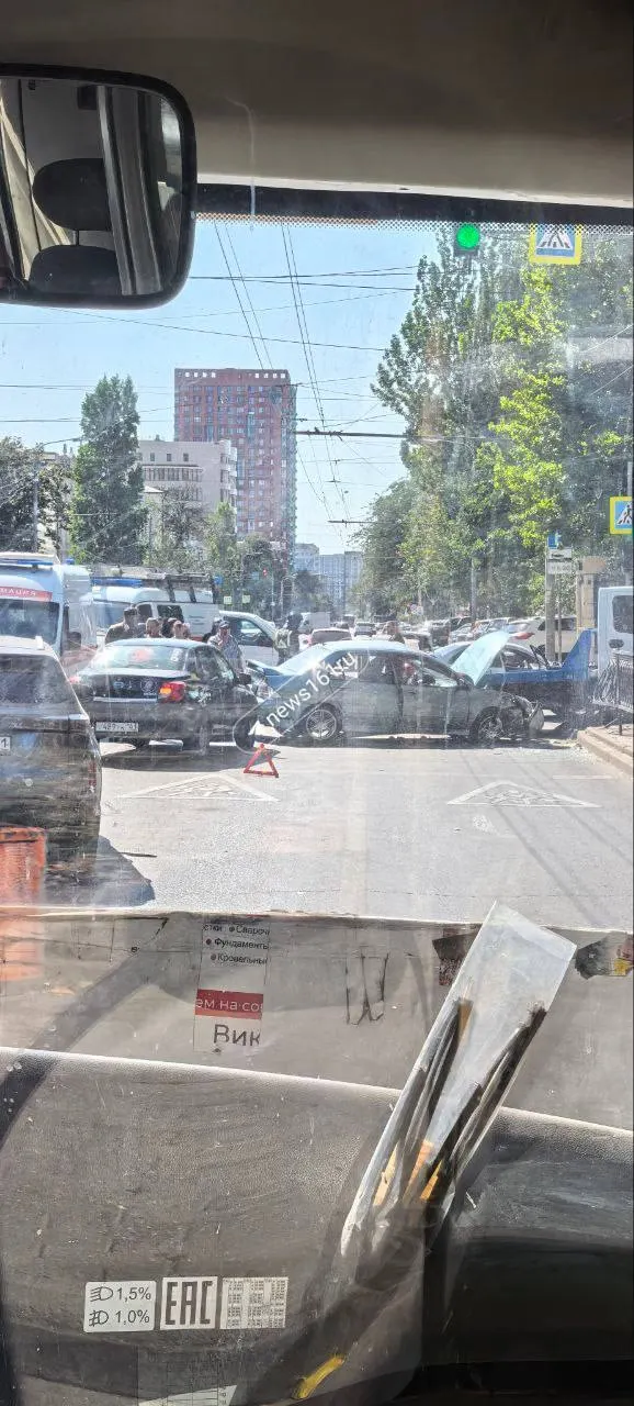 Крупная дорожная авария на улице Семашко вызывает затруднения на дорогах возле вокзала.
