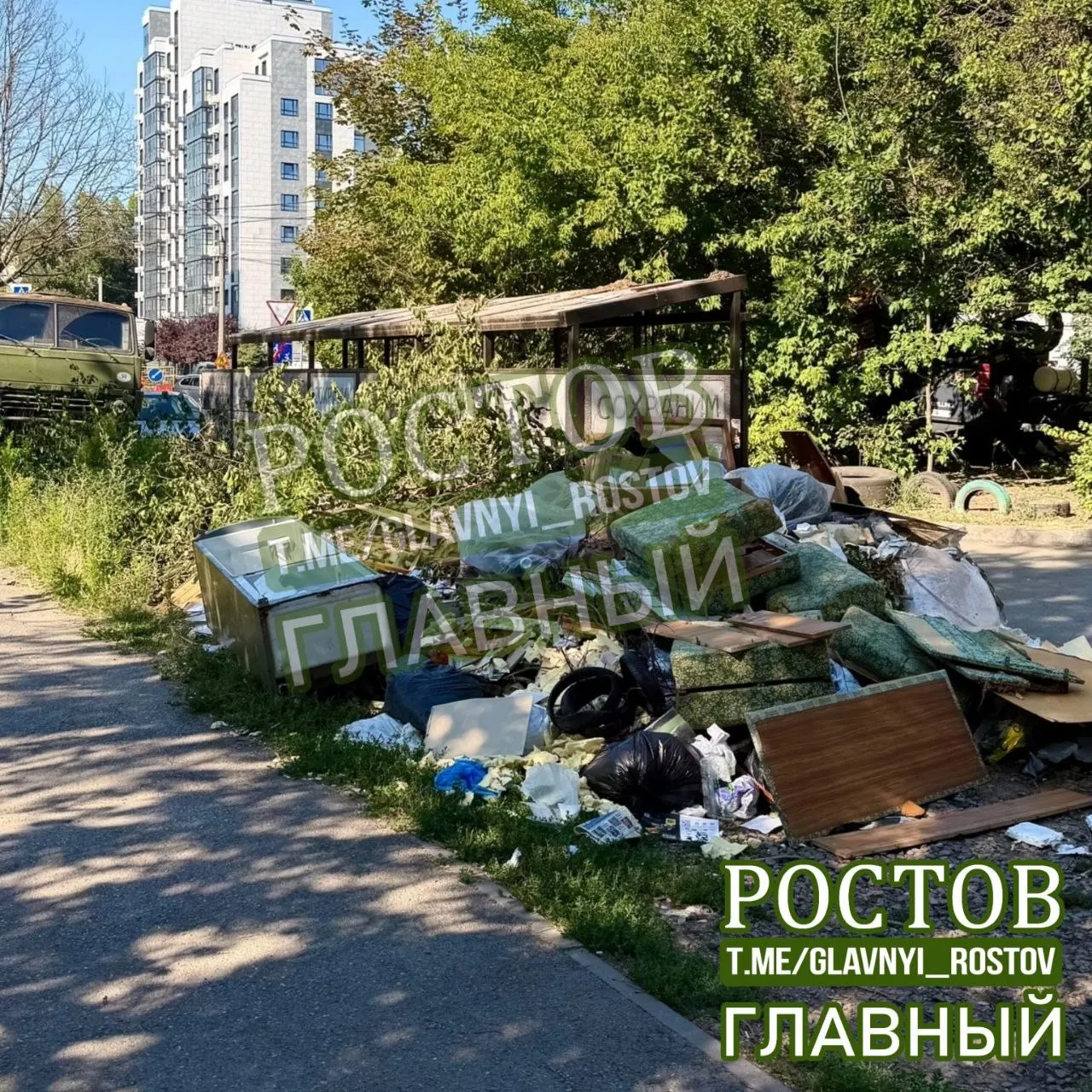 Жители сообщают о затяжной задержке вывоза отходов: мусор не вывозят, рядом складывают старую мебель — образуется локальная свалка. Рекомендуется обратиться к профессиональным службам вывоза.