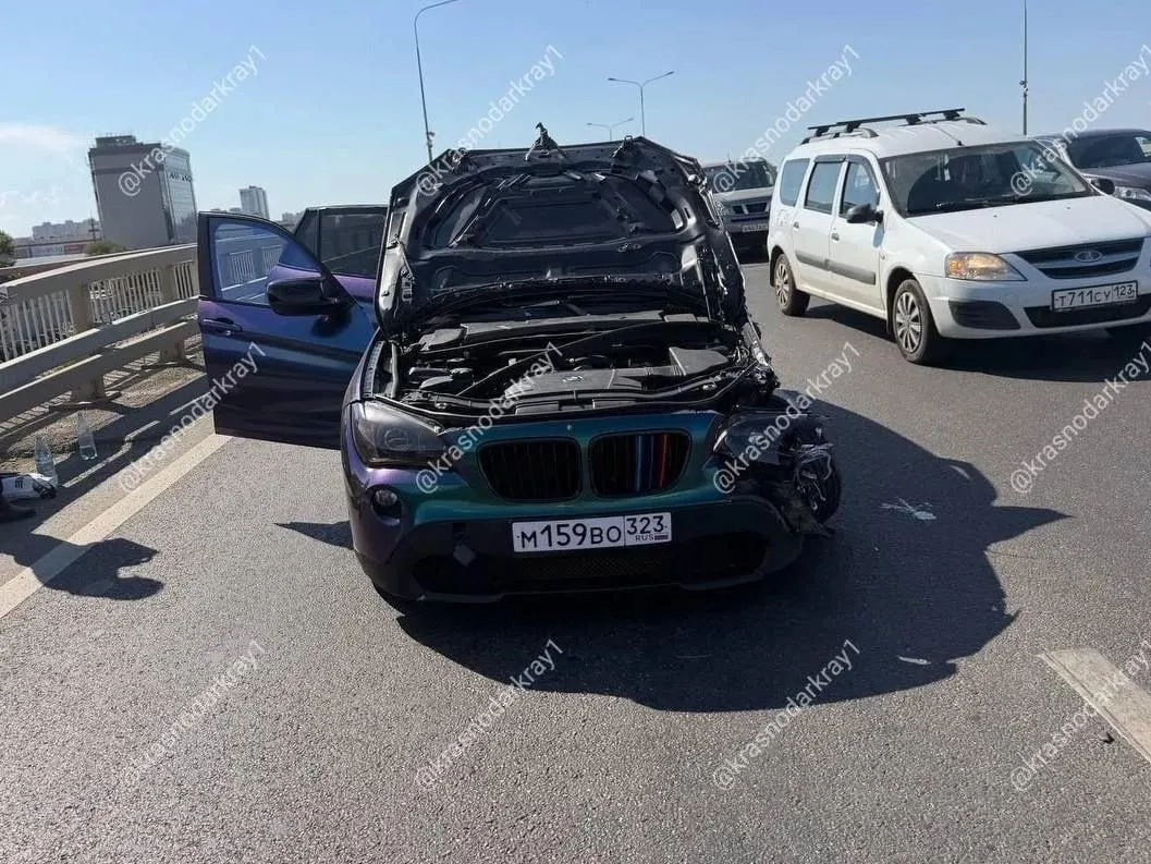 Полиция Краснодарского края сообщает об угоне автомобиля BMW, столкновениях с двумя машинами и задержании предполагаемого преступника. Расследование продолжается.