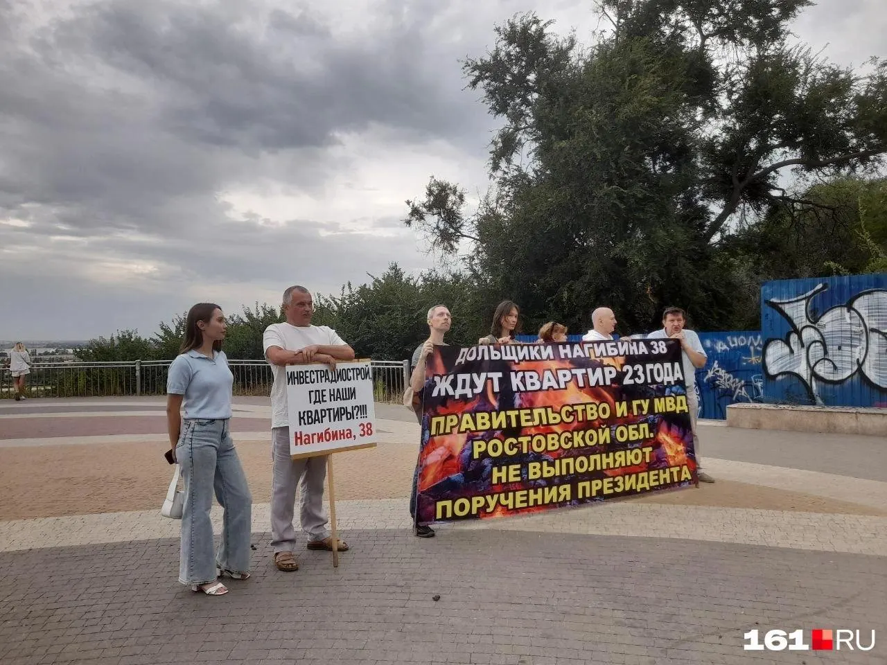 Дольщики требуют квартир или компенсаций; решение Верховного суда в их пользу не привело к результатам.