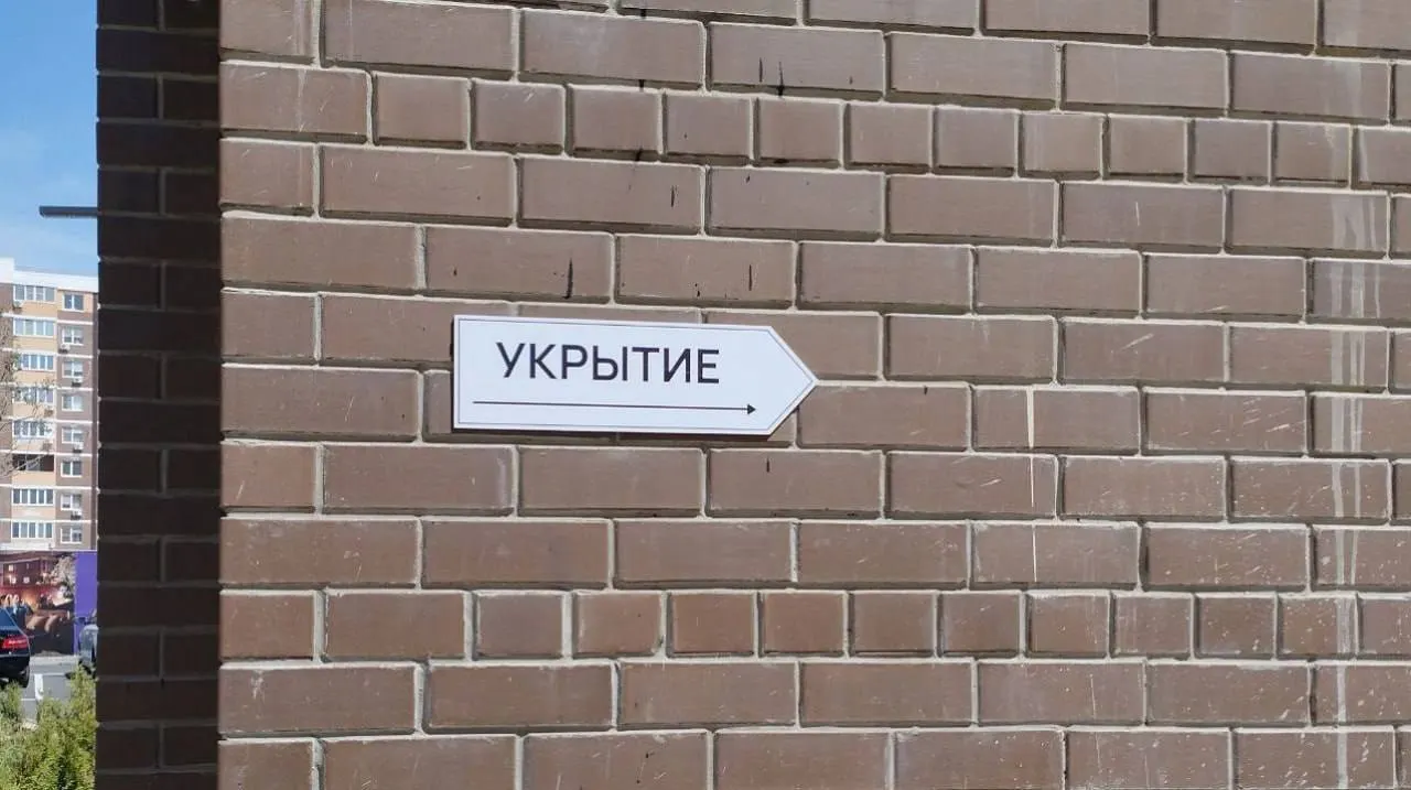 Система автоматически определяет геолокацию пользователя и показывает ближайшие укрытия с необходимой информацией. Работает и в офлайн‑режиме после загрузки данных и доступна через мобильное приложение «Моя Кубань».
