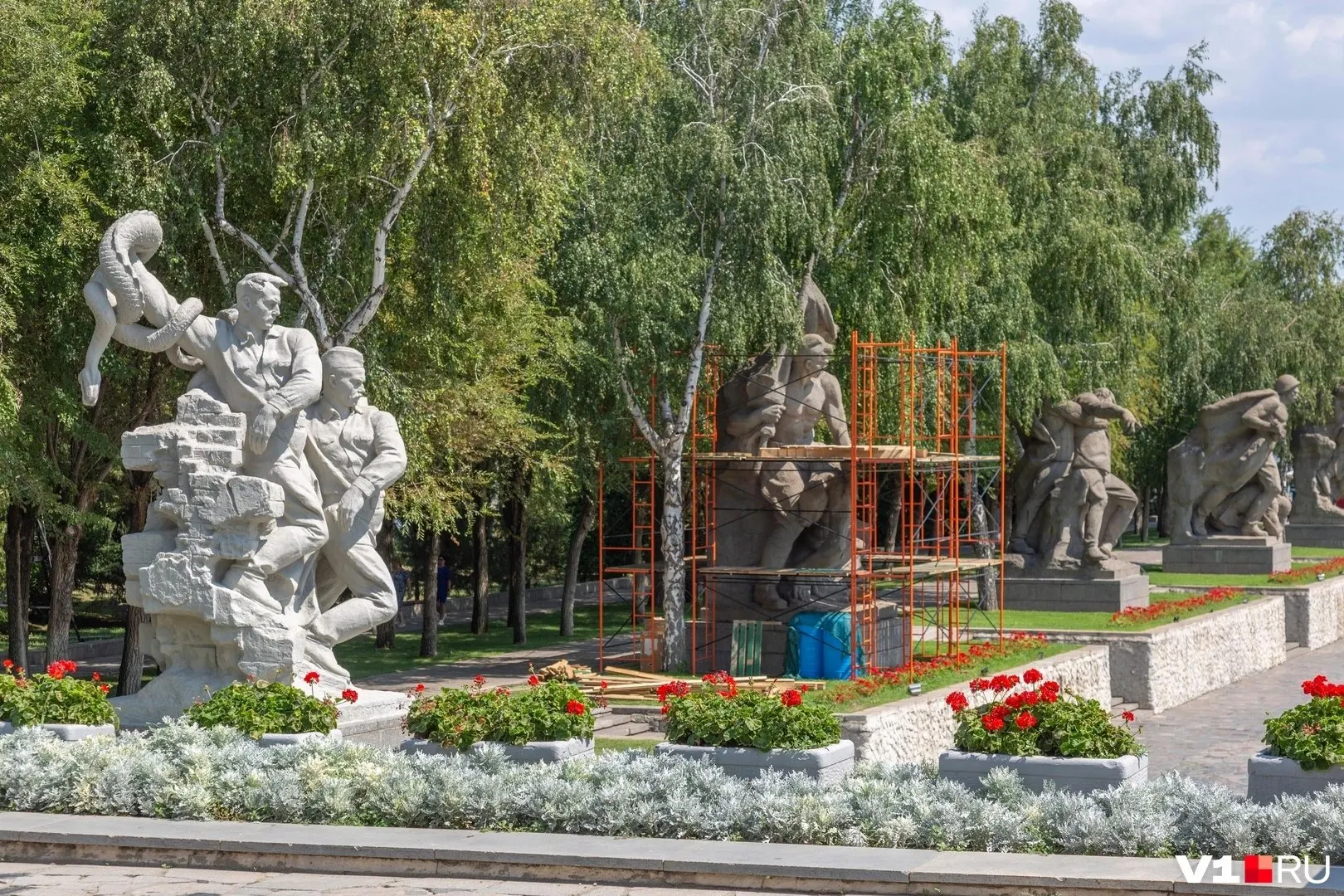 После реставрации одна из шести скульптур вдоль бассейна «Озеро слез» заметно изменилась — посетители зафиксировали её белый цвет.