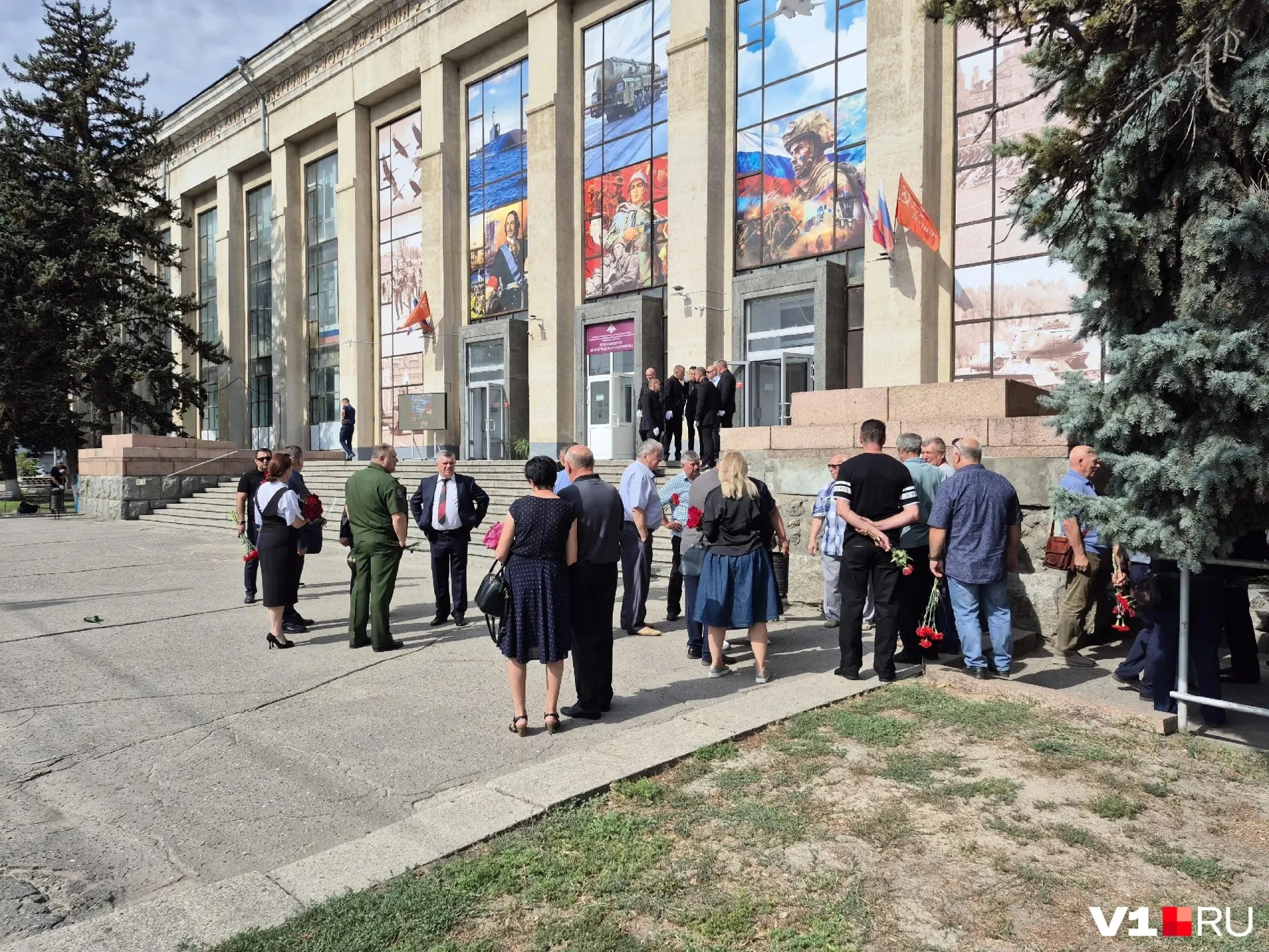 У входа в Дом офицеров собрались десятки близких и почитателей, чтобы проводить героя в последний путь; отпевание и похороны пройдут на Димитриевском кладбище.
