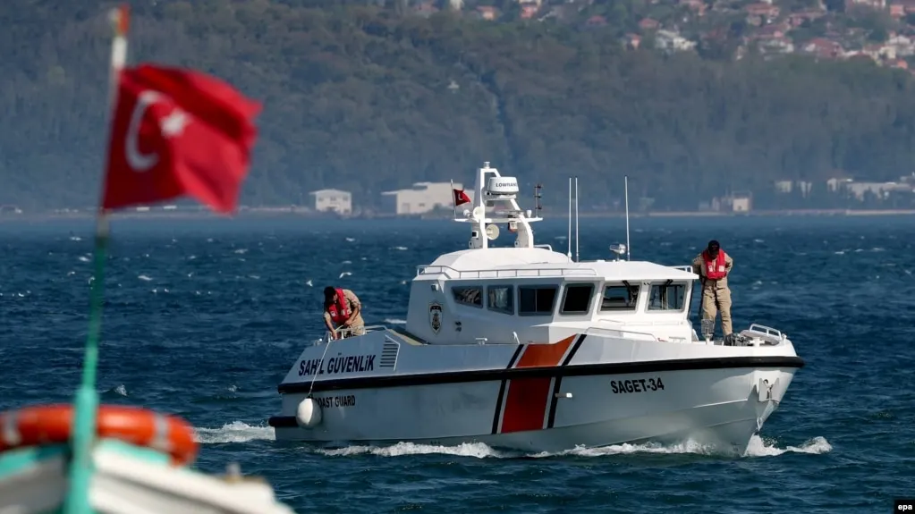 Российское грузовое судно село на мель после атаки беспилотников у берегов Черного моря; в регионе происходят новые инциденты в портах.