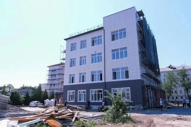 Капитальный ремонт одной из старейших школ в Первомайском районе Ростова‑на‑Дону начат в 2025 году; на сегодня готовность проекта около 72%. На работы выделено 500 миллионов рублей из федерального и регионального бюджетов.