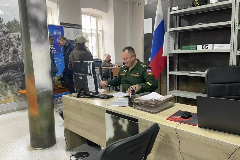 Пресс‑секретарь президента назвал слухи информационными утками, чиновники заявили об отсутствии планов мобилизации. Эксперты считают, что подобные публикации — давление на общество.