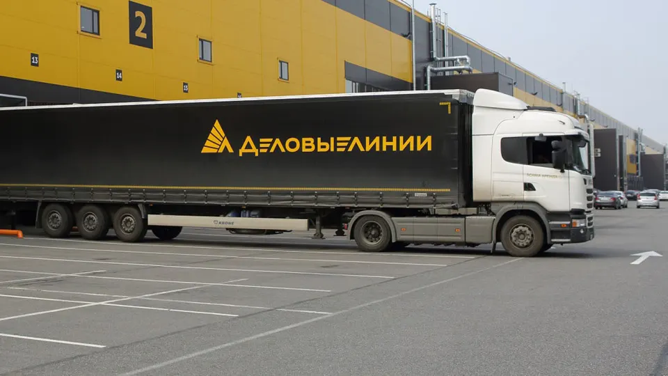 После ночной атаки дронов в Белгородской области загорелись складские помещения и корпус университета; власти ликвидировали пожары.