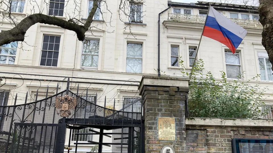 Российские ведомства предупреждают о возможности эскалации конфликта на фоне вовлечения Великобритании и применения беспилотников.