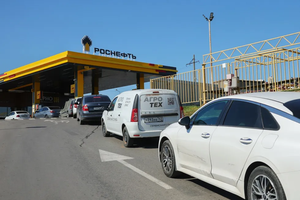 Из-за ударов по нефтеперерабатывающим заводам и кризиса поставок бензина растут цены и возникают очереди на заправках. Региональные ограничения фиксируются в десятках регионов.