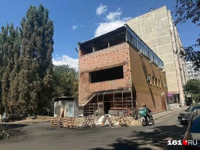 Пожар во дворе Северного района Ростова-на-Дону охватил 20 автомобилей после того, как водитель пытался перепродать бензин; пострадавших нет, задержанный водитель.