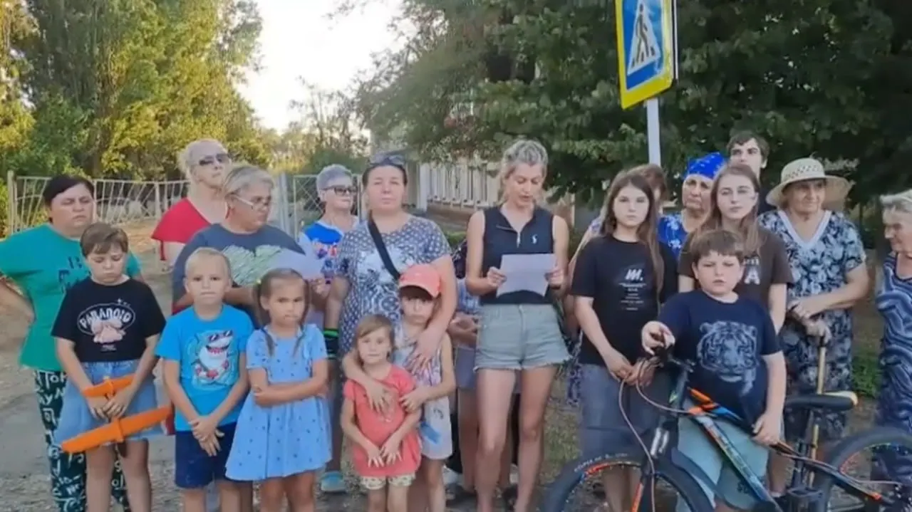 Местные жители организовали сход, собрали подписи и обратились к властям с требованием сохранить школу.