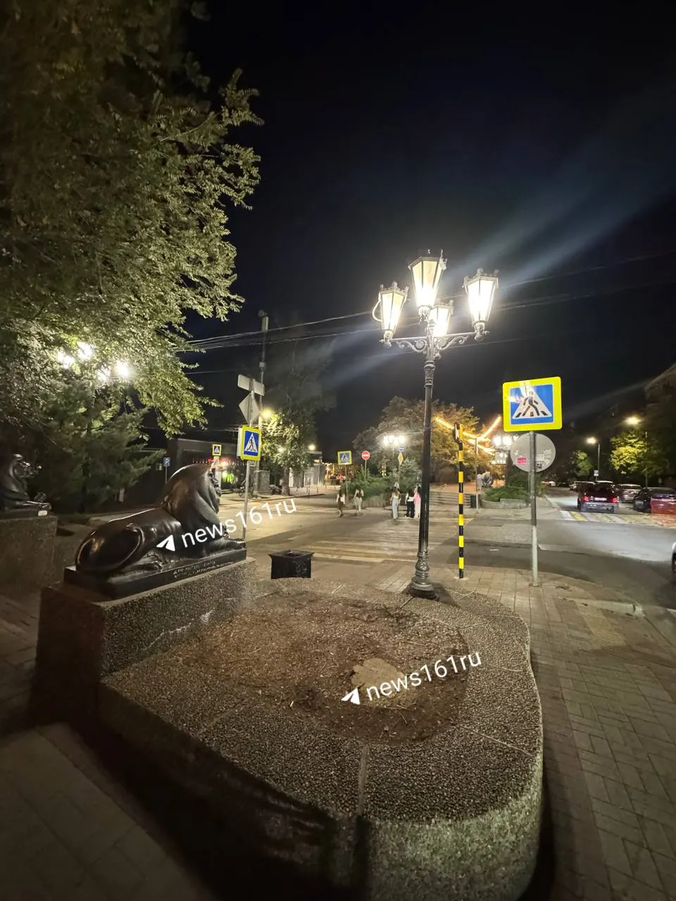 На одной из городских улиц исчезло дерево, и фигура льва стала заметной издалека. Горожане сообщают о потере зелени и пустоте угла двора; редакция просит присылать материалы.