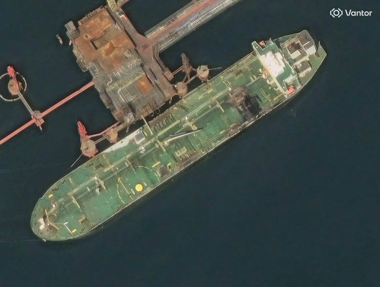 За последние четыре недели экспорт нефти снизился до минимального уровня с апреля 2026 года; снижение связано с атаками на портовую инфраструктуру вдоль Черного моря.