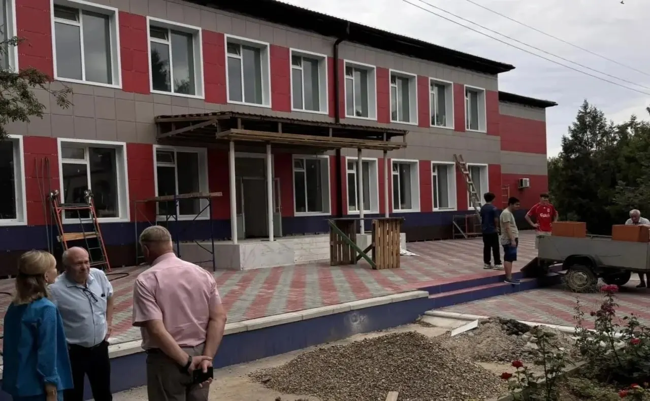 В Заветинском районе завершена модернизация школьного корпуса: обновлены классы, холлы и столовая, построен современный модульный спортзал, а в классах будет современное оборудование.