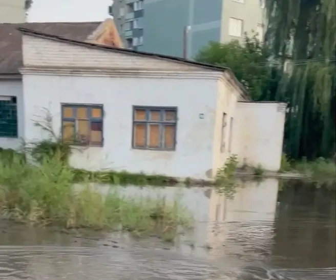 Жители жалуются на затопления уже 15 лет; городские чиновники заявляют, что рассматривают варианты ремонта ветхого участка.