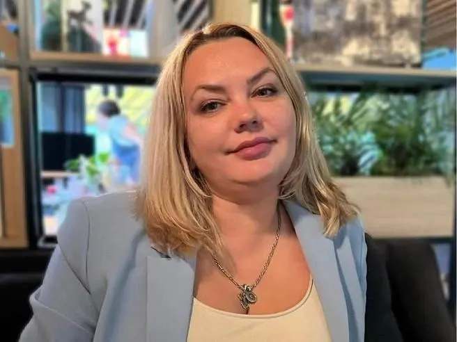 Анна Елисеева, обвиняемая в получении взяток и мошенничестве, покинула должность заместителя руководителя департамента экономического развития и инвестиций администрации Волгограда 31 июля 2026 года.