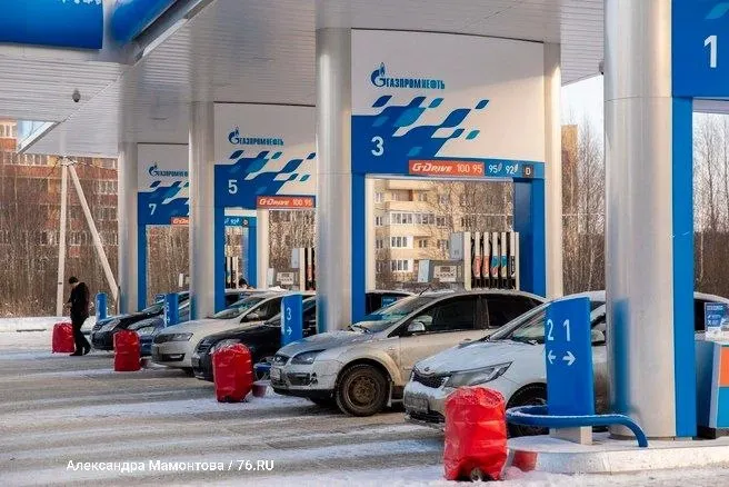 Газпромнефть сняла лимиты на заправках в нескольких регионах, позволив заправлять любое количество топлива и оплачивать позже.