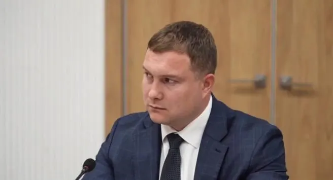 Суд вынес наказание бывшему чиновнику за завышение смет и подписание актов выполненных работ по ремонту школ на оккупированной части Херсонской области; ущерб превысил 130 млн рублей.