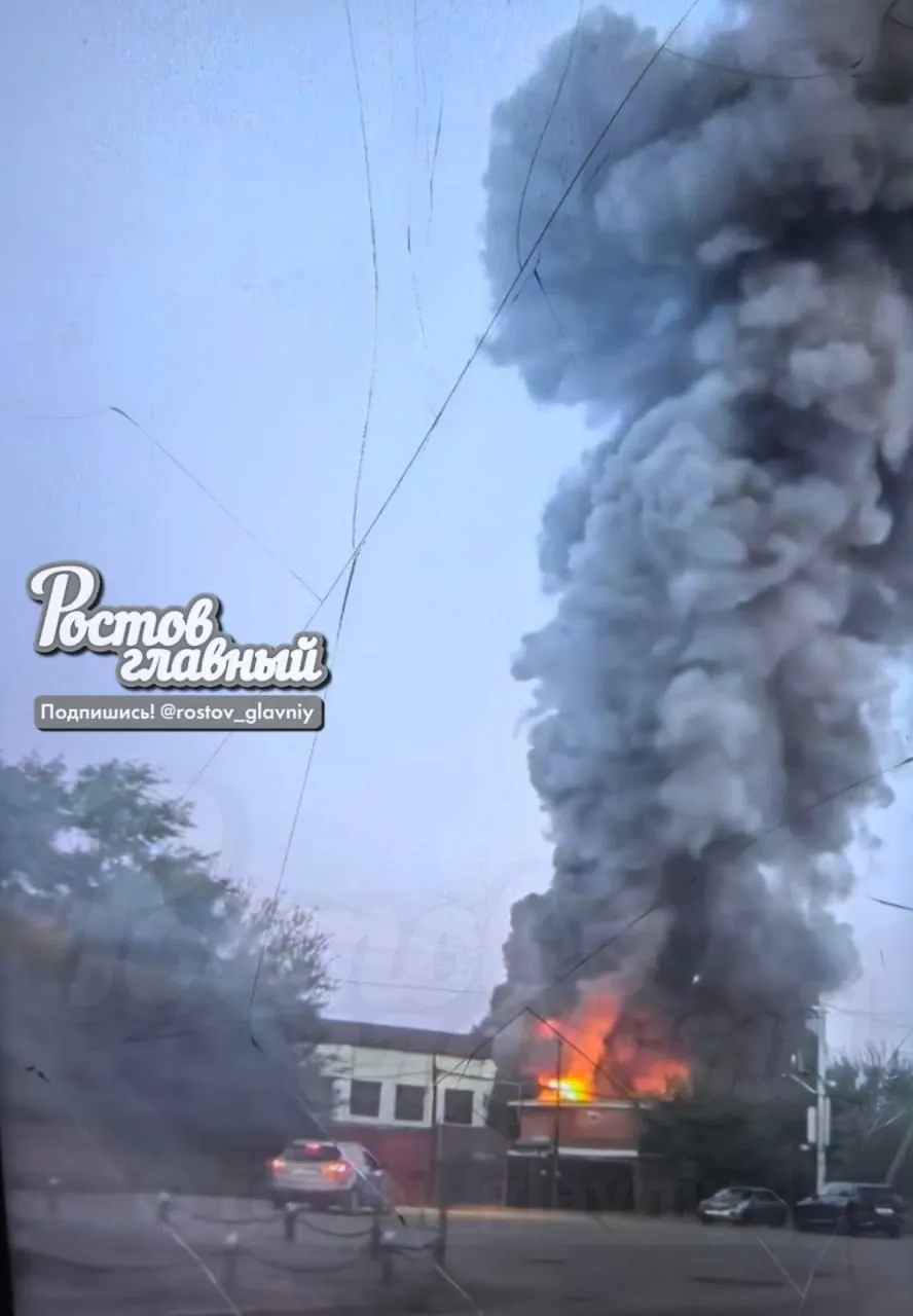 Площадь пожара составила 350 кв. м; на месте работают пожарные расчеты, точное число машин пока не назвали.