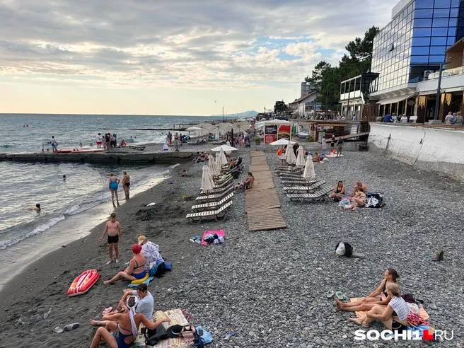 Девять рейсов размещены в гостиницах города, восемнадцать — на запасных аэродромах; небо над курортом остаётся закрытым. ПВО задействована в районе Сириуса и Адлера.