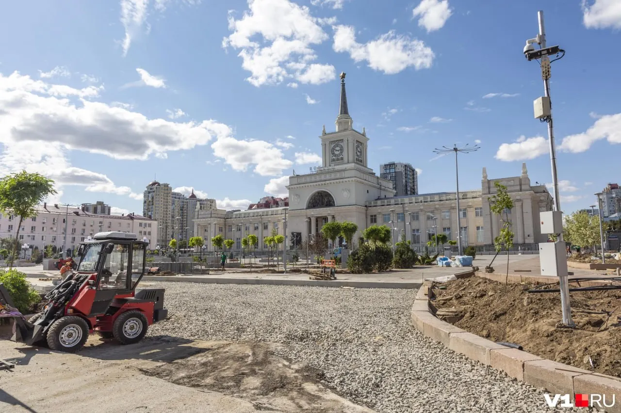 Началось озеленение центральной площади у вокзала: она перестала быть просто транзитной зоной и стала городской визитной карточкой — смотрите фоторепортаж.