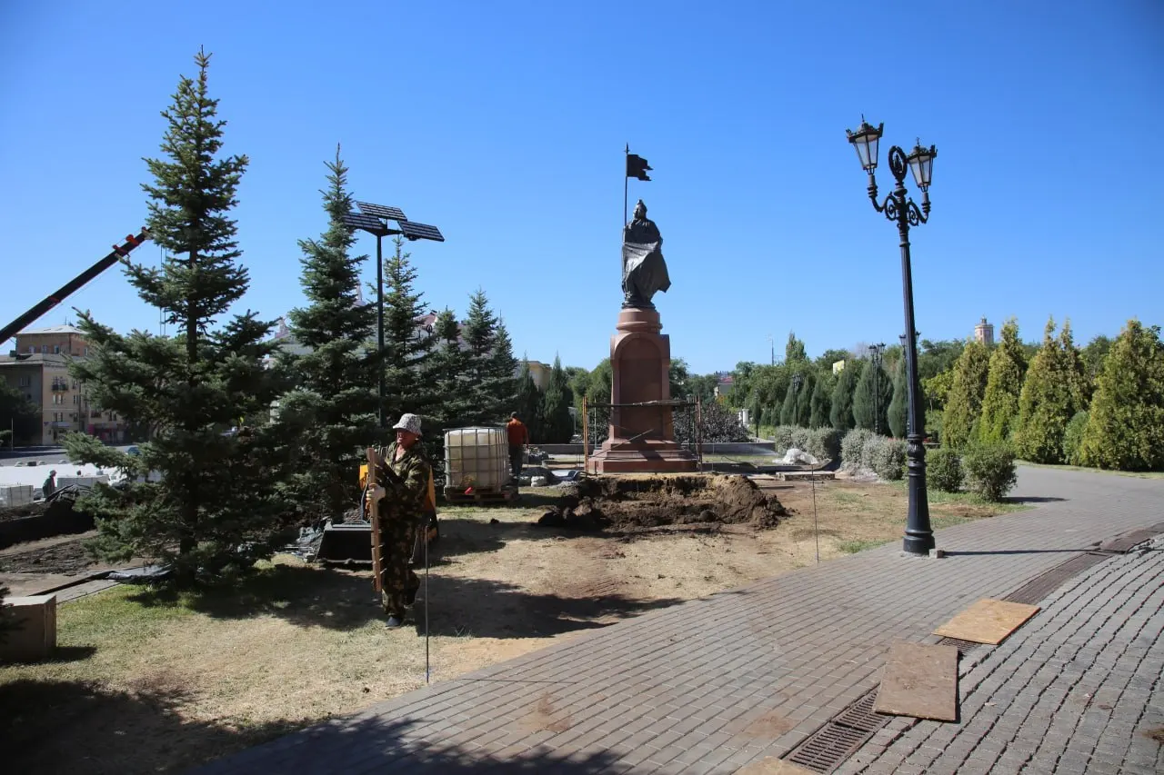 На площади Павших Борцов установили бронзового Невского с новой деталью — щитом в руке; вокруг постамента замурована защитная пленка.